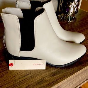 A beautiful light gray almost white ankle boats 8M